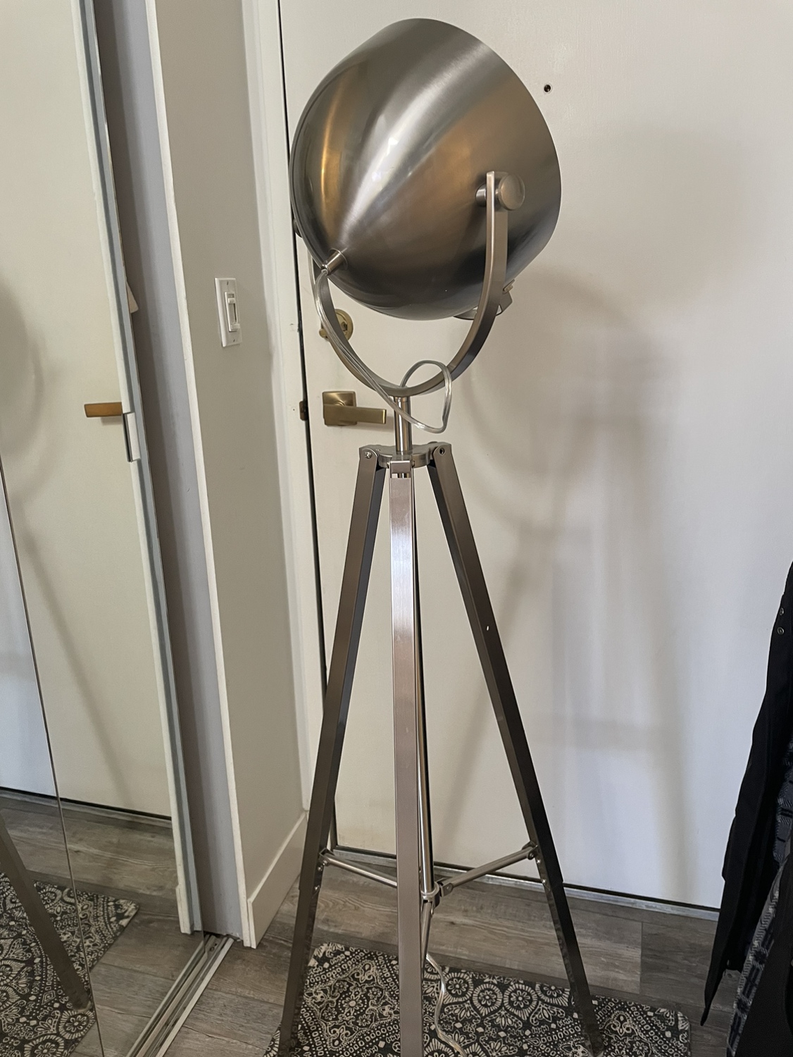 Tripod Standing Lamp - pending P/U - photo 2