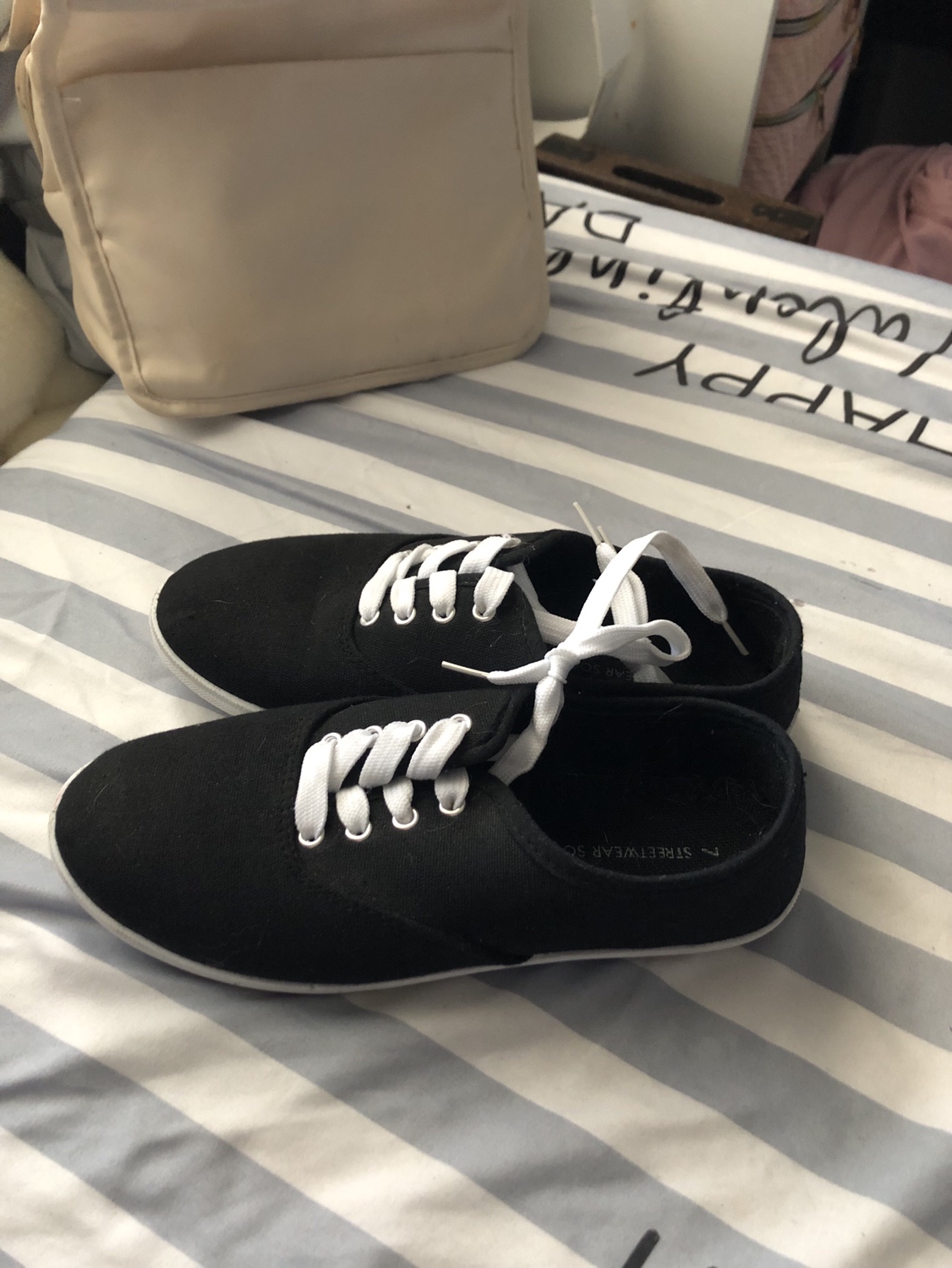 Size 7 women’s sneakers image indicator(3)