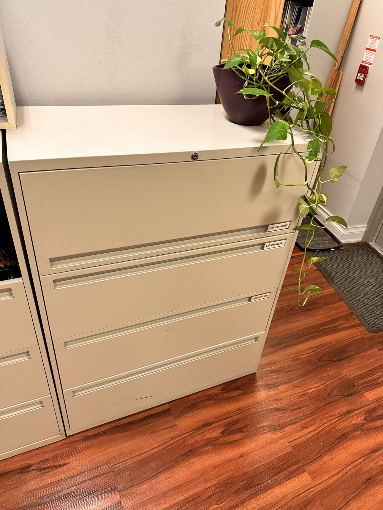 Large 4 drawer filing cabinet, excellent condition - photo 2
