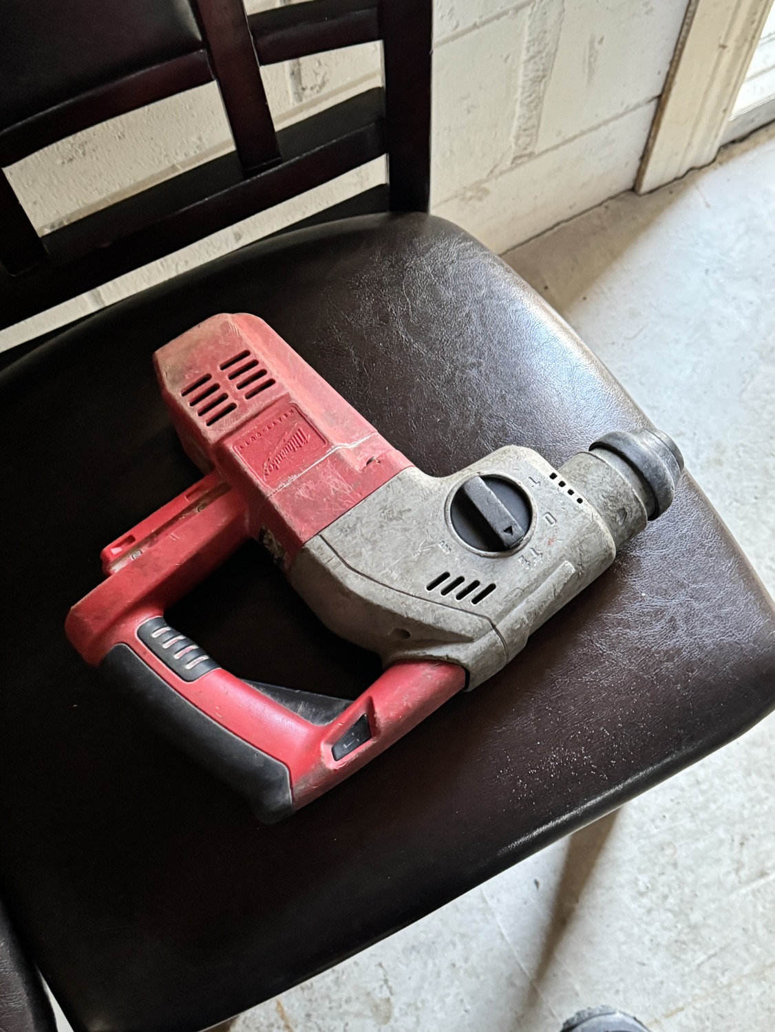 Milwaukee V28 Cordless Lithium-Ion Rotary Hammer Drill image indicator(2)