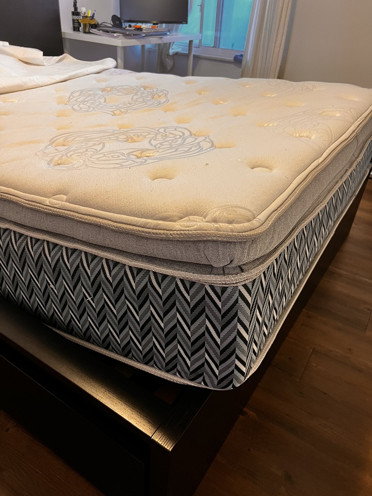 Sleepcountry queen mattress - must go on Monday!