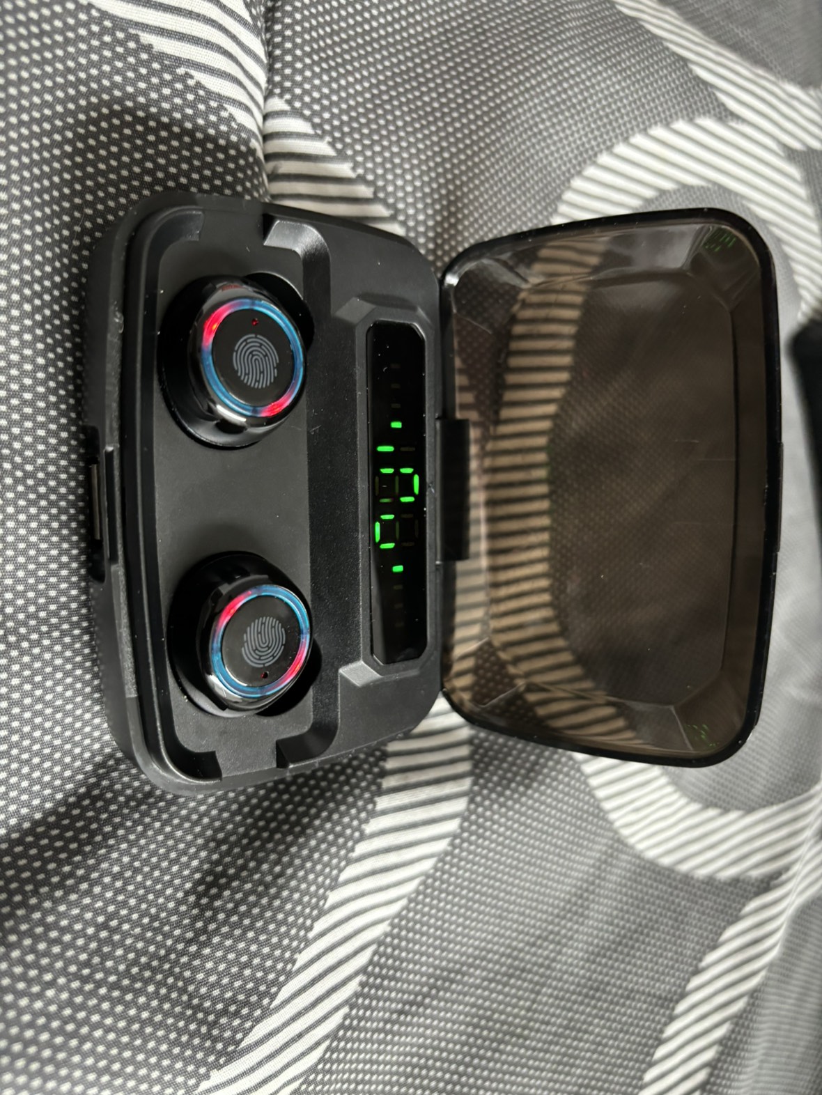 Wireless earbuds with rechargeable case power bank image indicator(3)