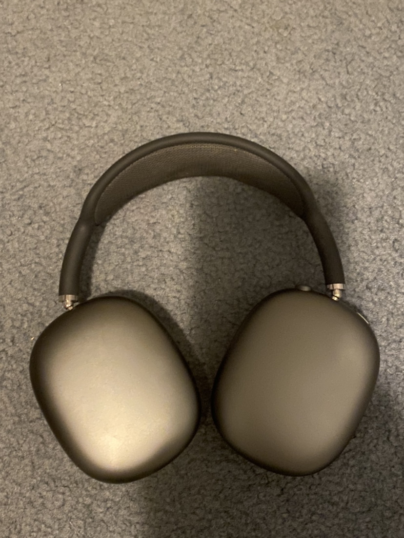 AirPod max ( not working)with case thumbnail