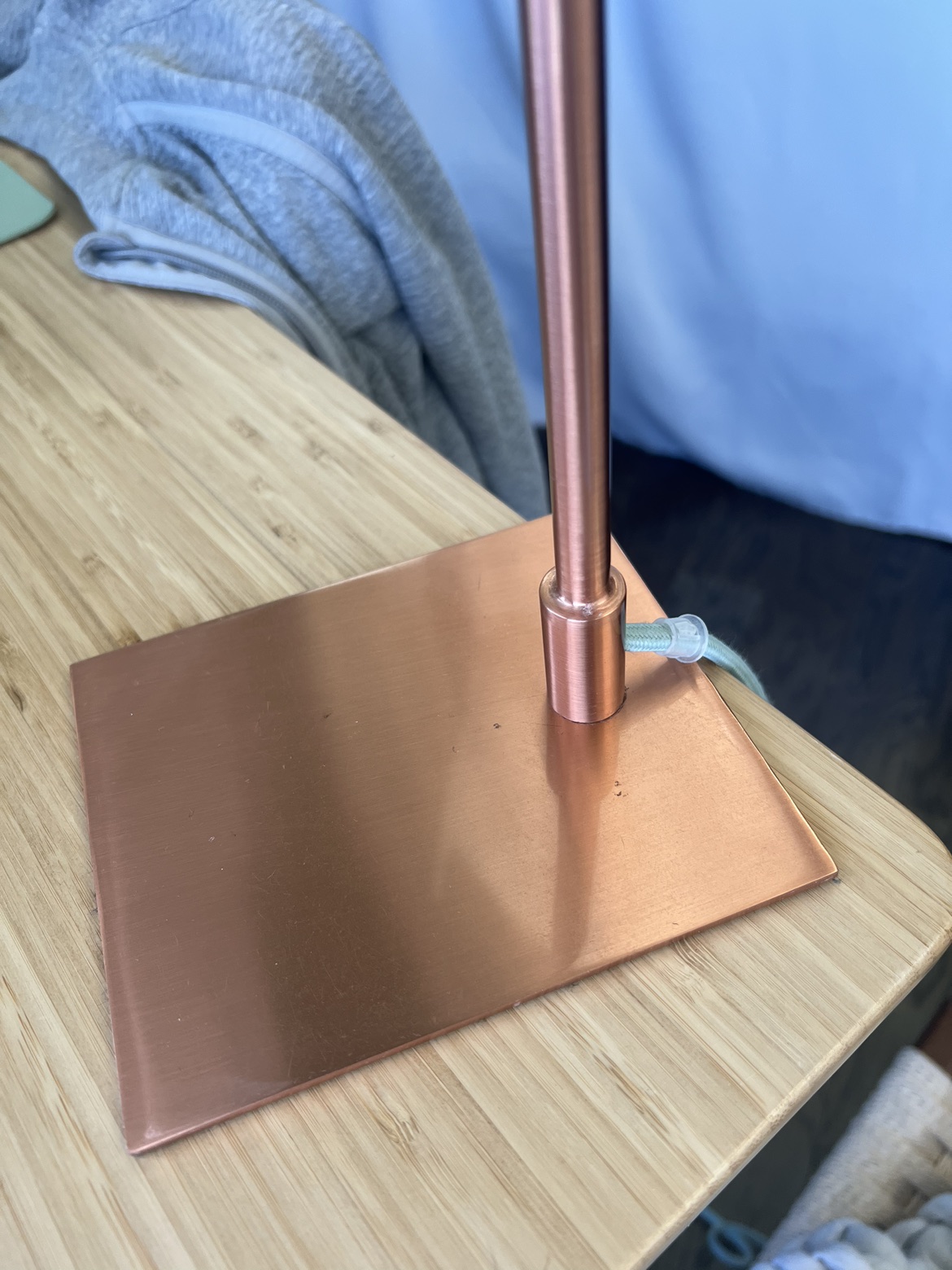 CB2 arc copper table lamp with halogen bulb image indicator(3)