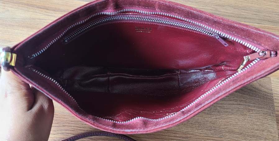 Vintage red suede handbag with gold accents - photo 5