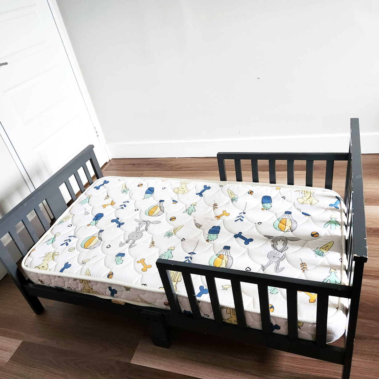 Toddler bed + mattress + sheet