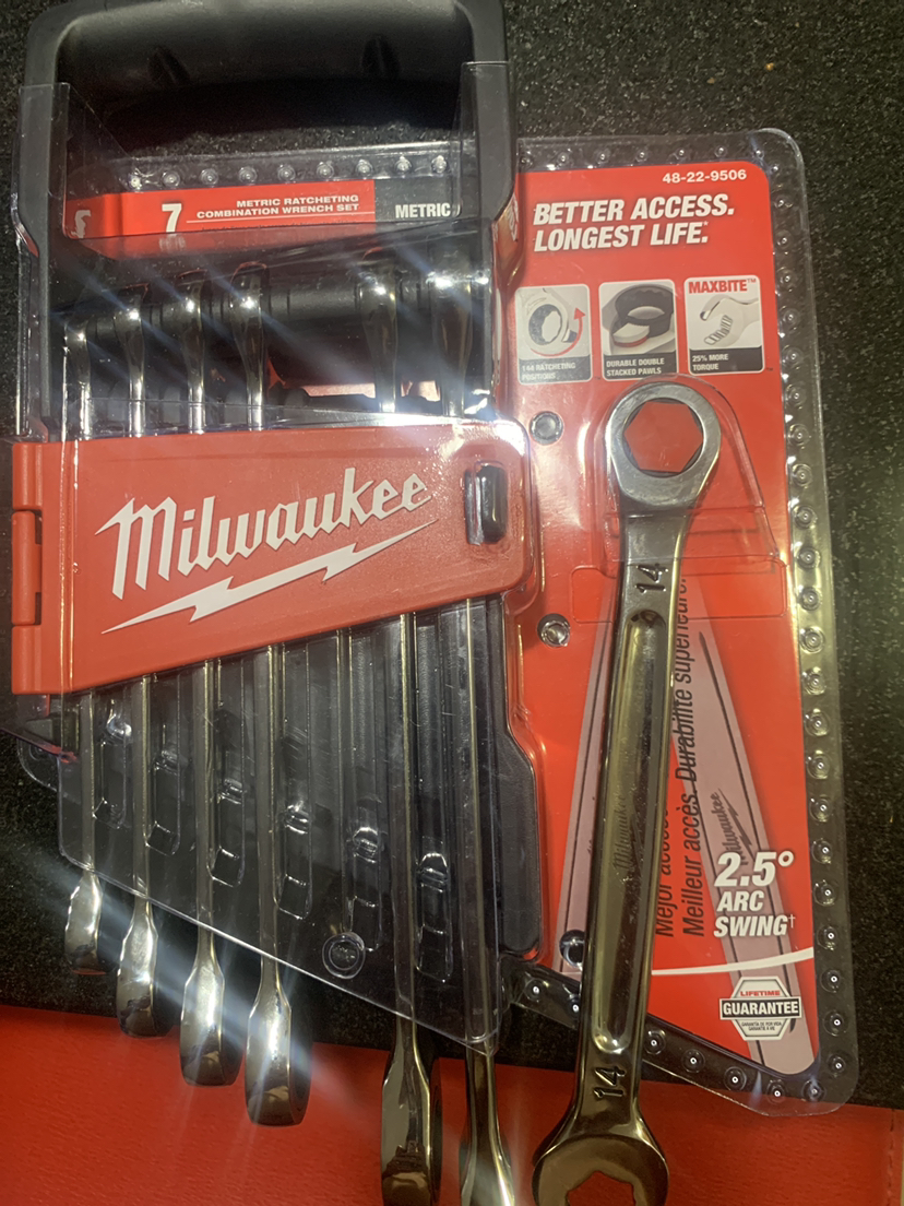 Metric ratcheting combination wrench set