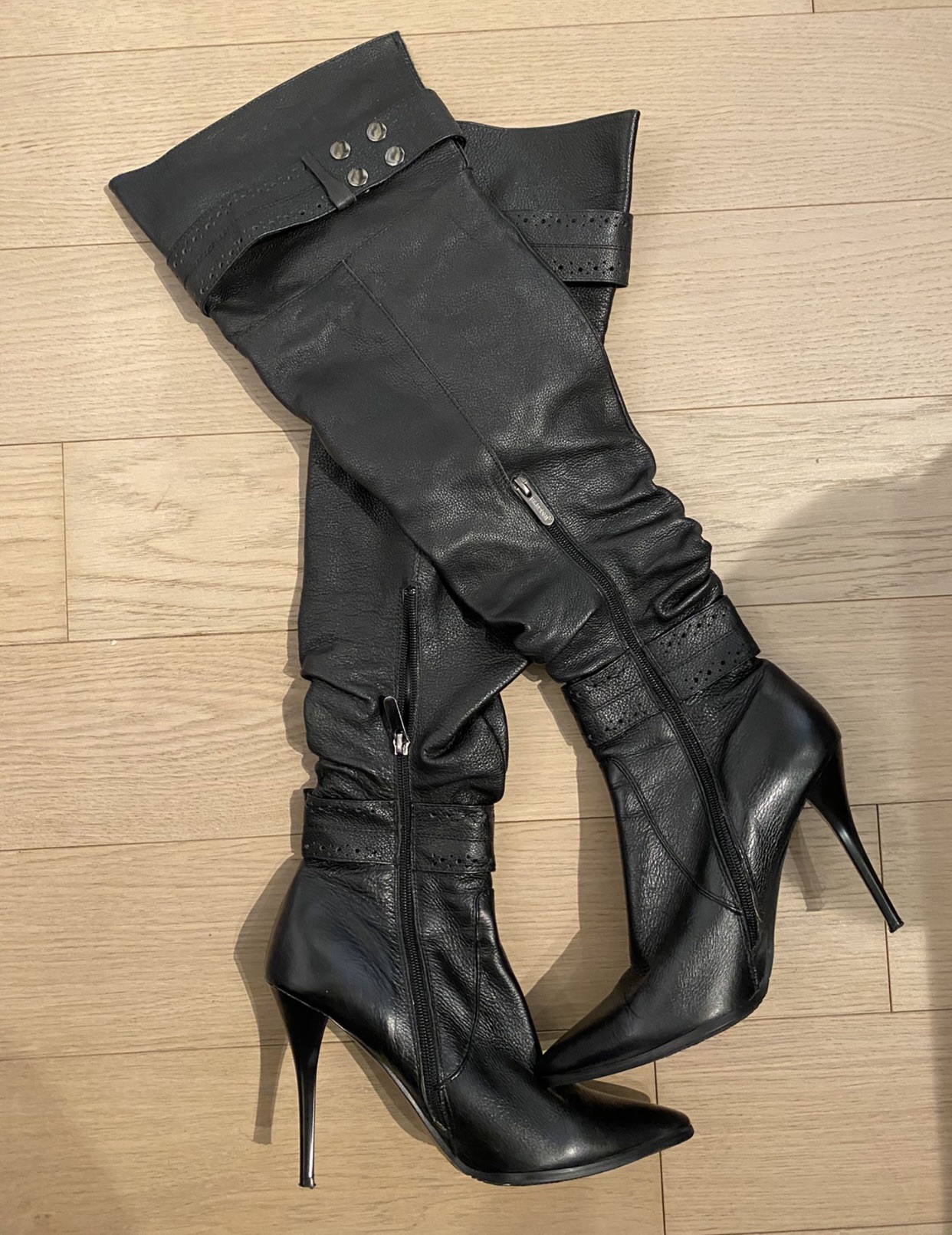 women's over-the-knee boots in good condition with high heels image indicator(3)