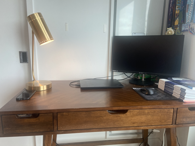 Desk - photo 4