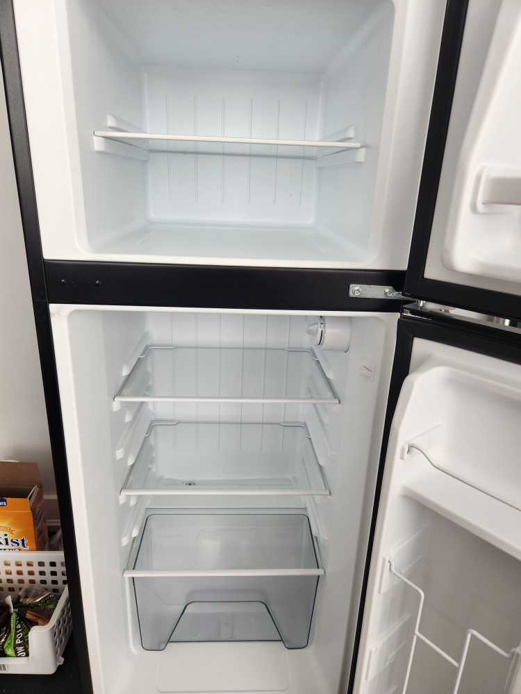 Whirlpool 4.6 cu. ft. fridge and freezer - photo 4