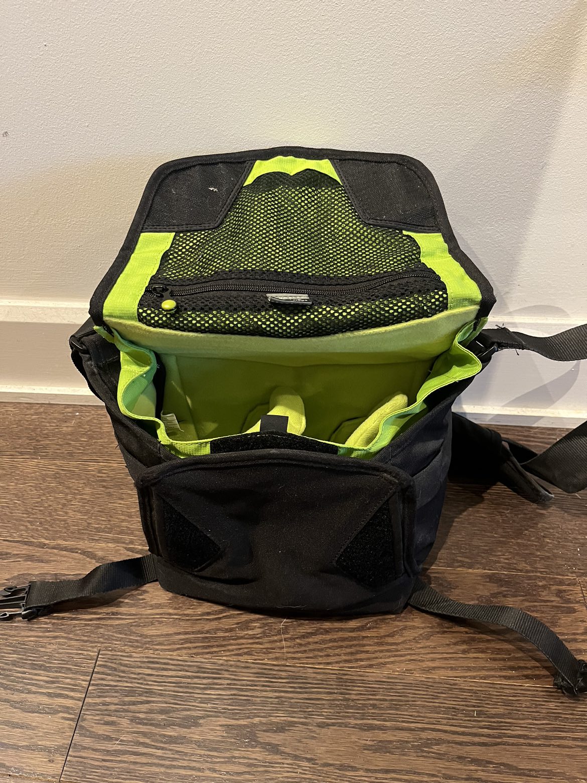 Black Crumpler camera bag image indicator(3)