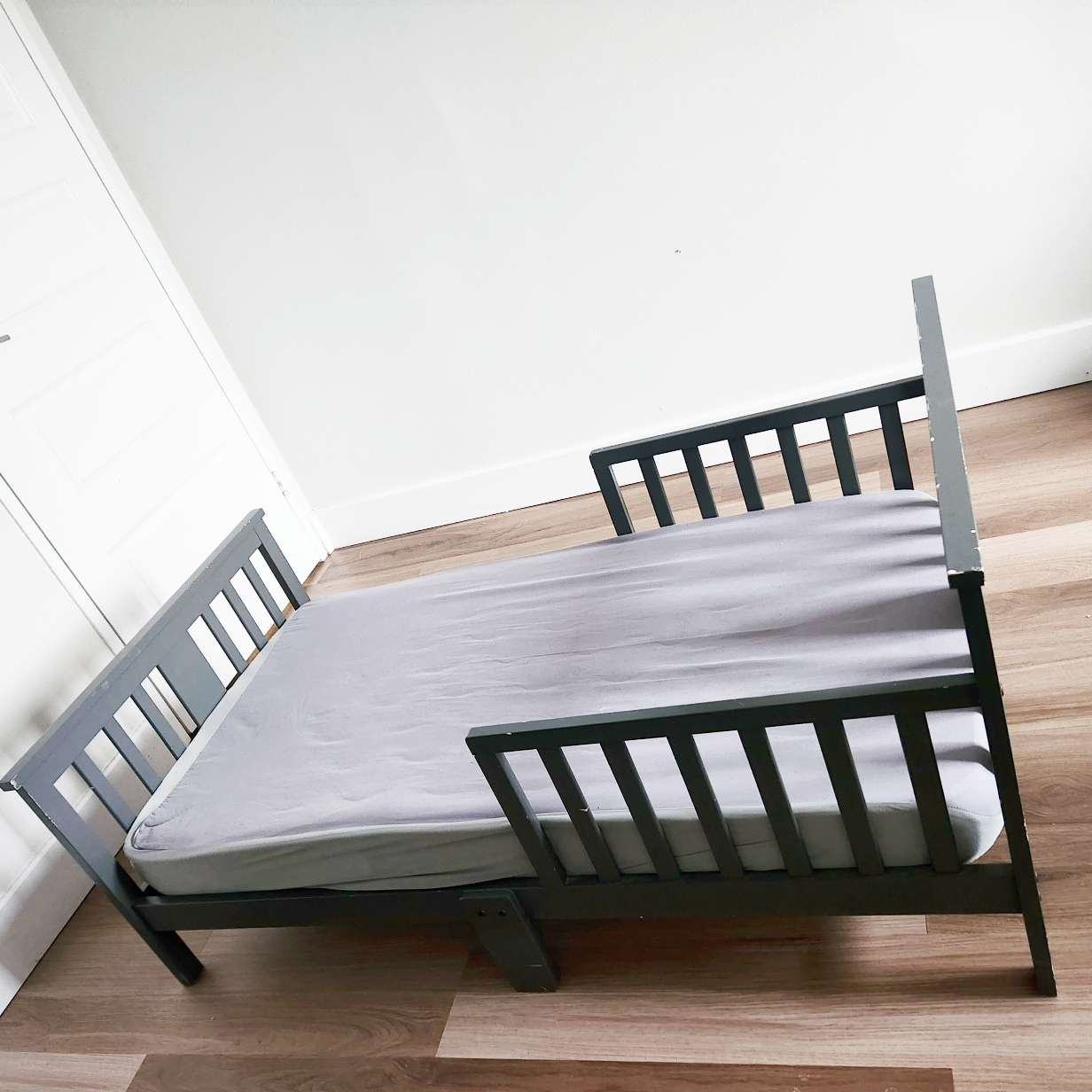Toddler bed + mattress + sheet - photo 3