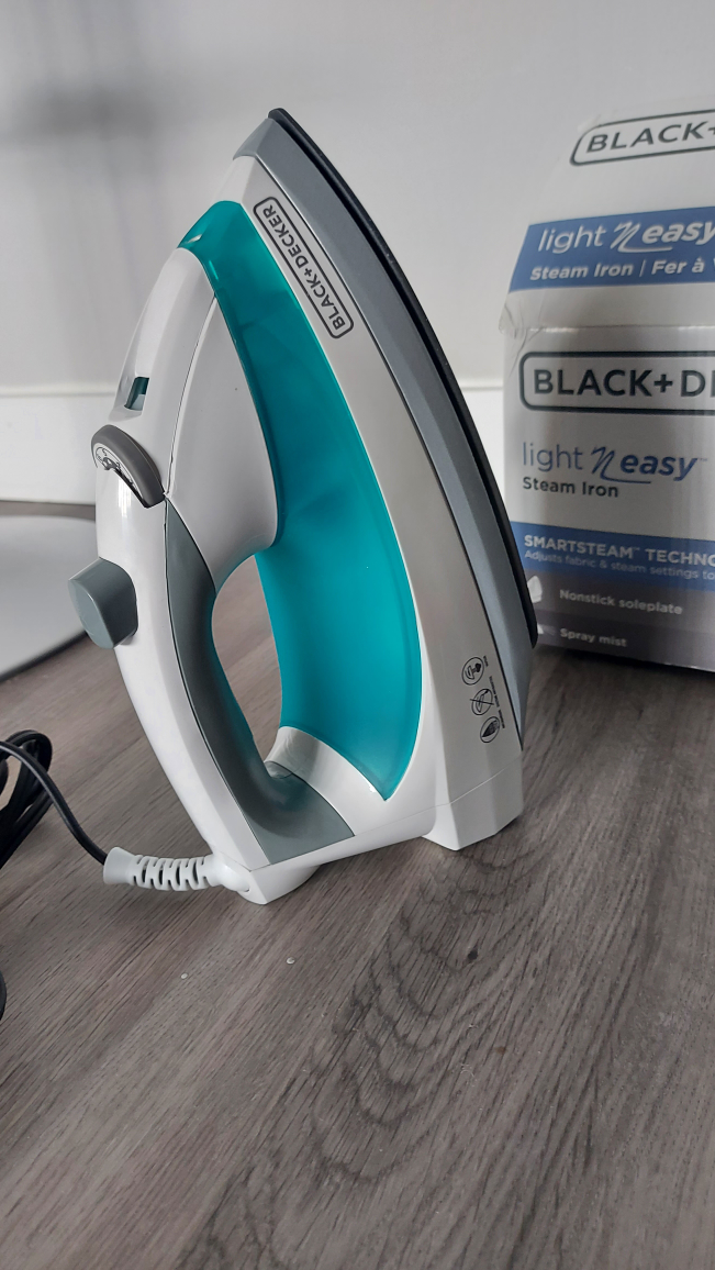 Black & Decker easy iron with smart steam technology thumbnail