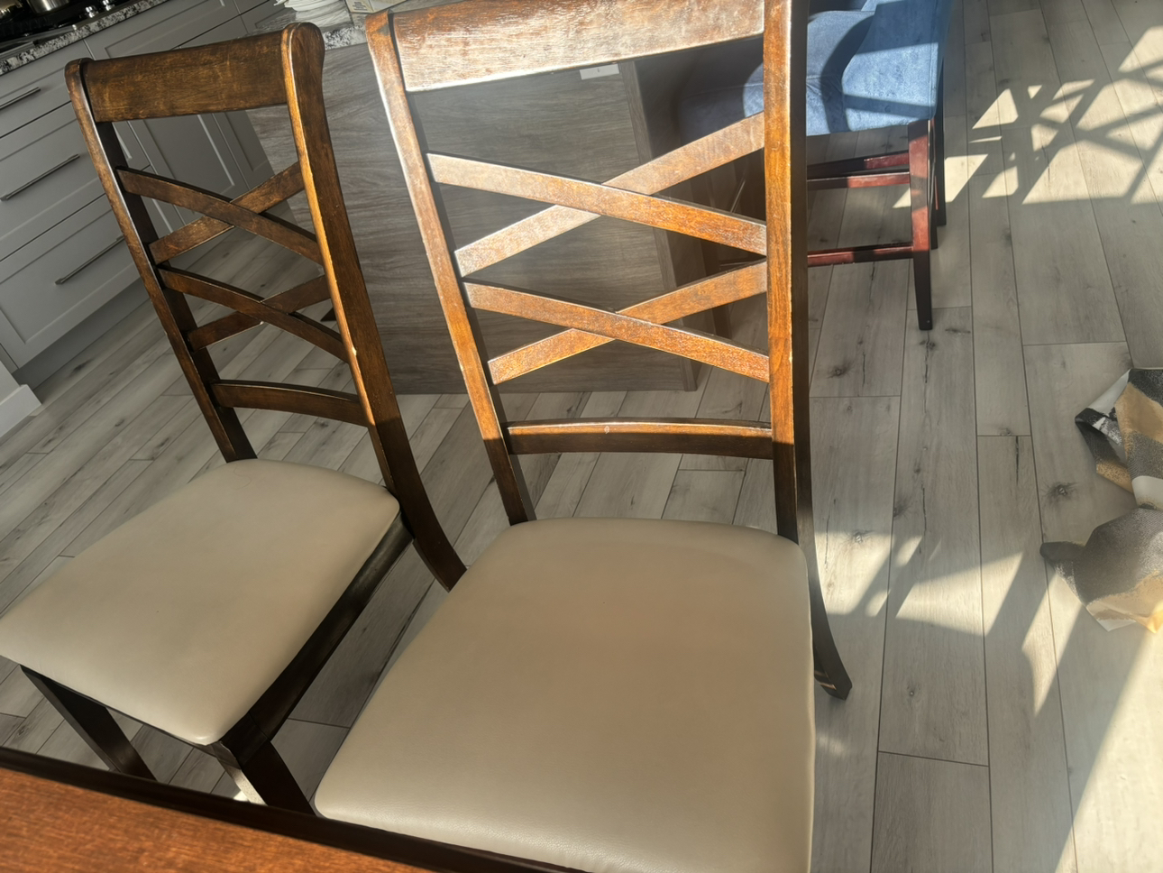 Dining table set with six chairs. (In high demand) - photo 5