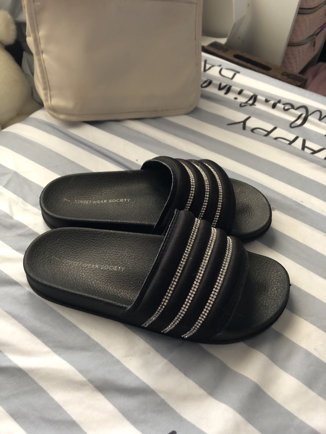 Size 7 women’s slides image indicator(2)