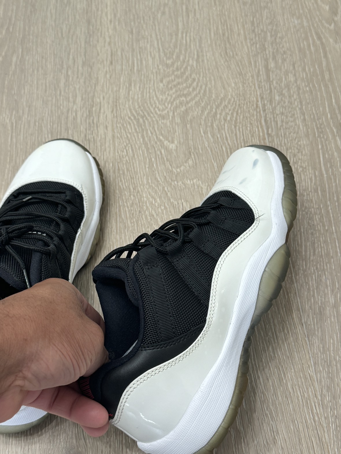 Jordan 11 low tuxedo - photo 2
