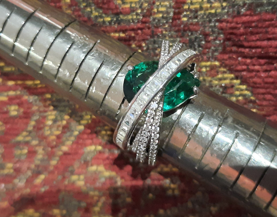 Genuine Solid sterling silver Sim Emerald & Diamond ring 7 image indicator(3)