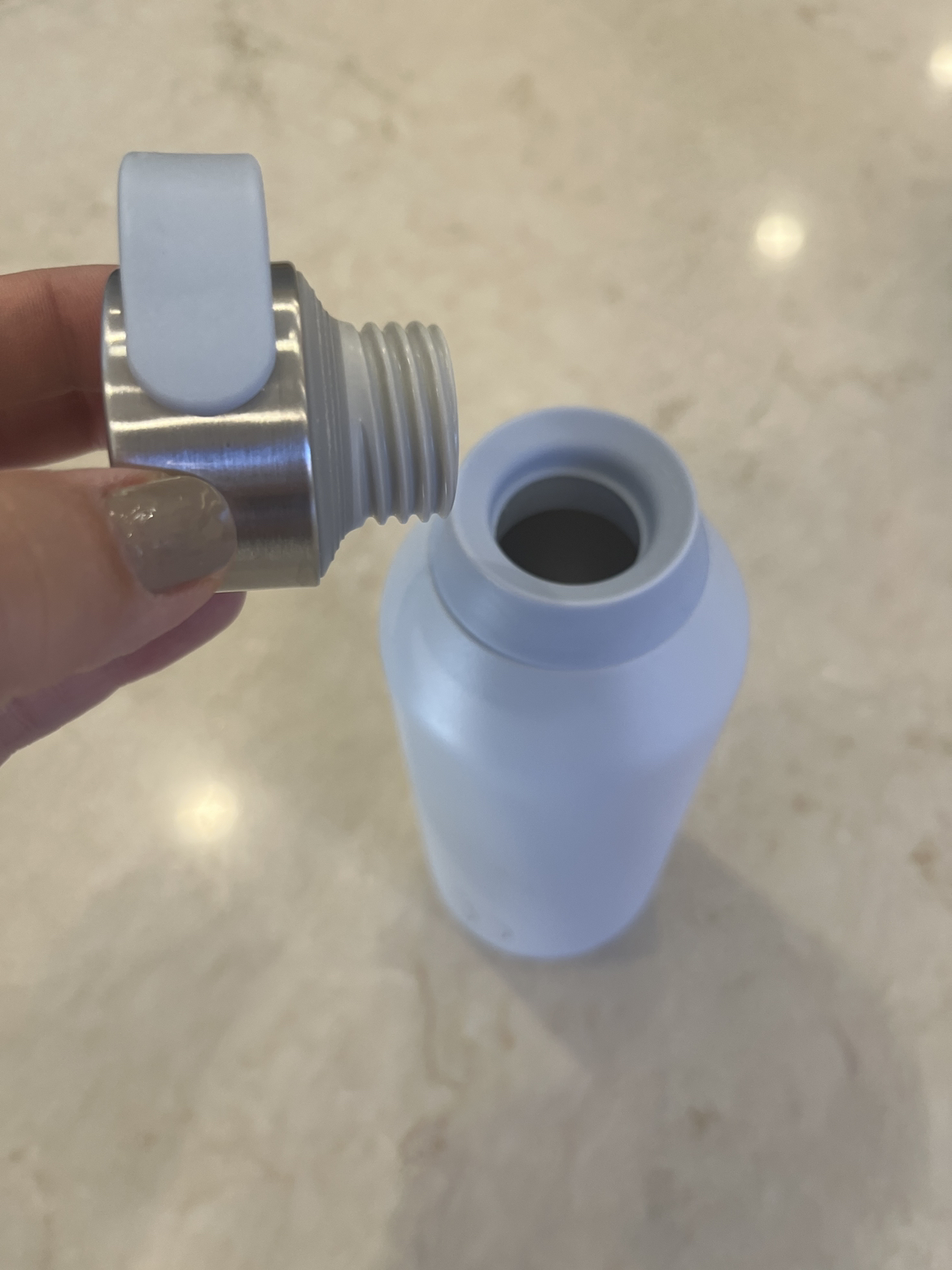 Moving sale - Set of 4 water bottles image indicator(5)