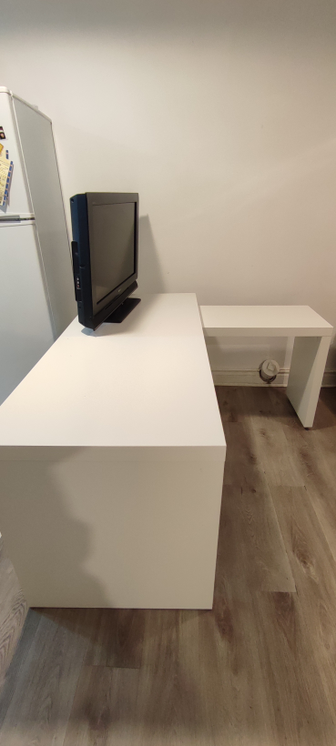 Desk with pull-out panel image indicator(2)