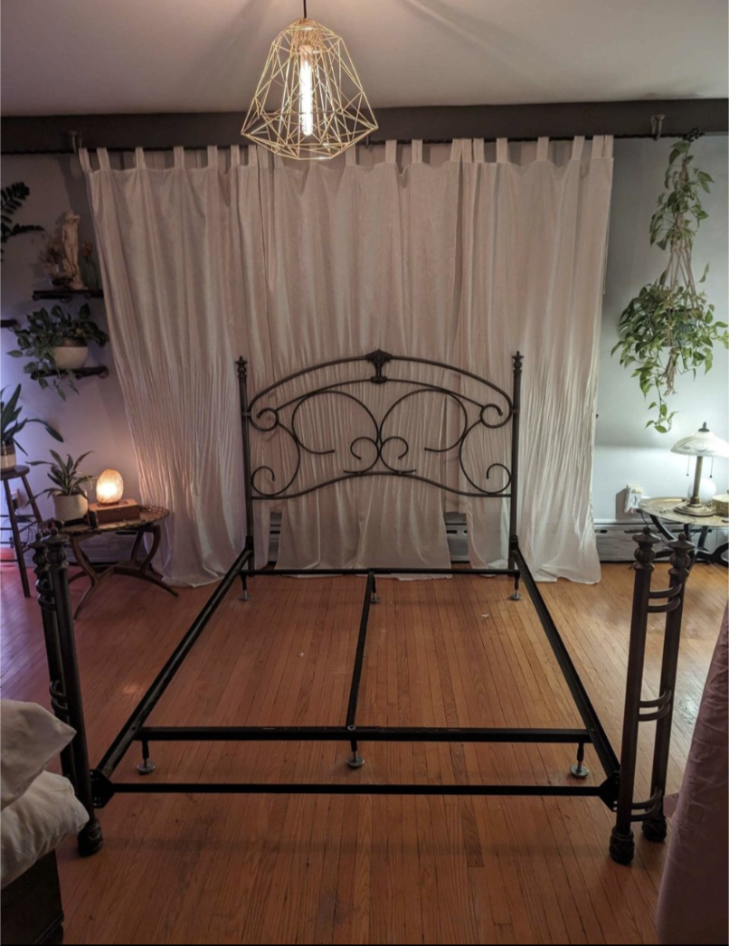 Headboard and foot posts thumbnail