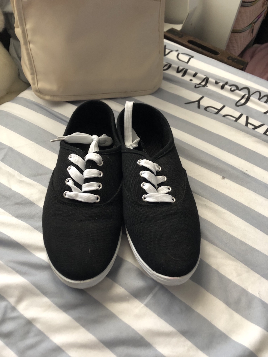 Size 7 women’s sneakers thumbnail