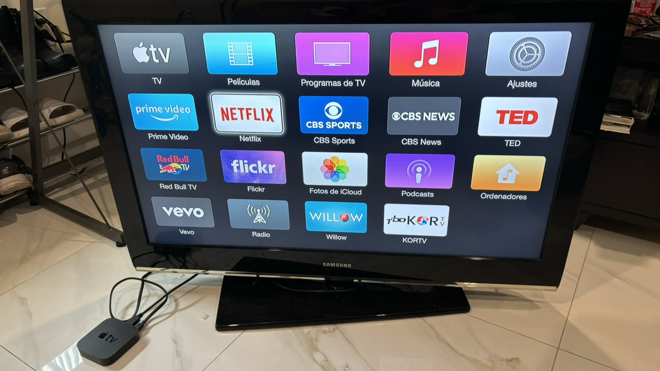 40” SAMSUNG TV with 4K Apple TV