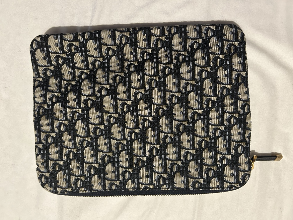 Dior Travel Pouch image indicator(2)