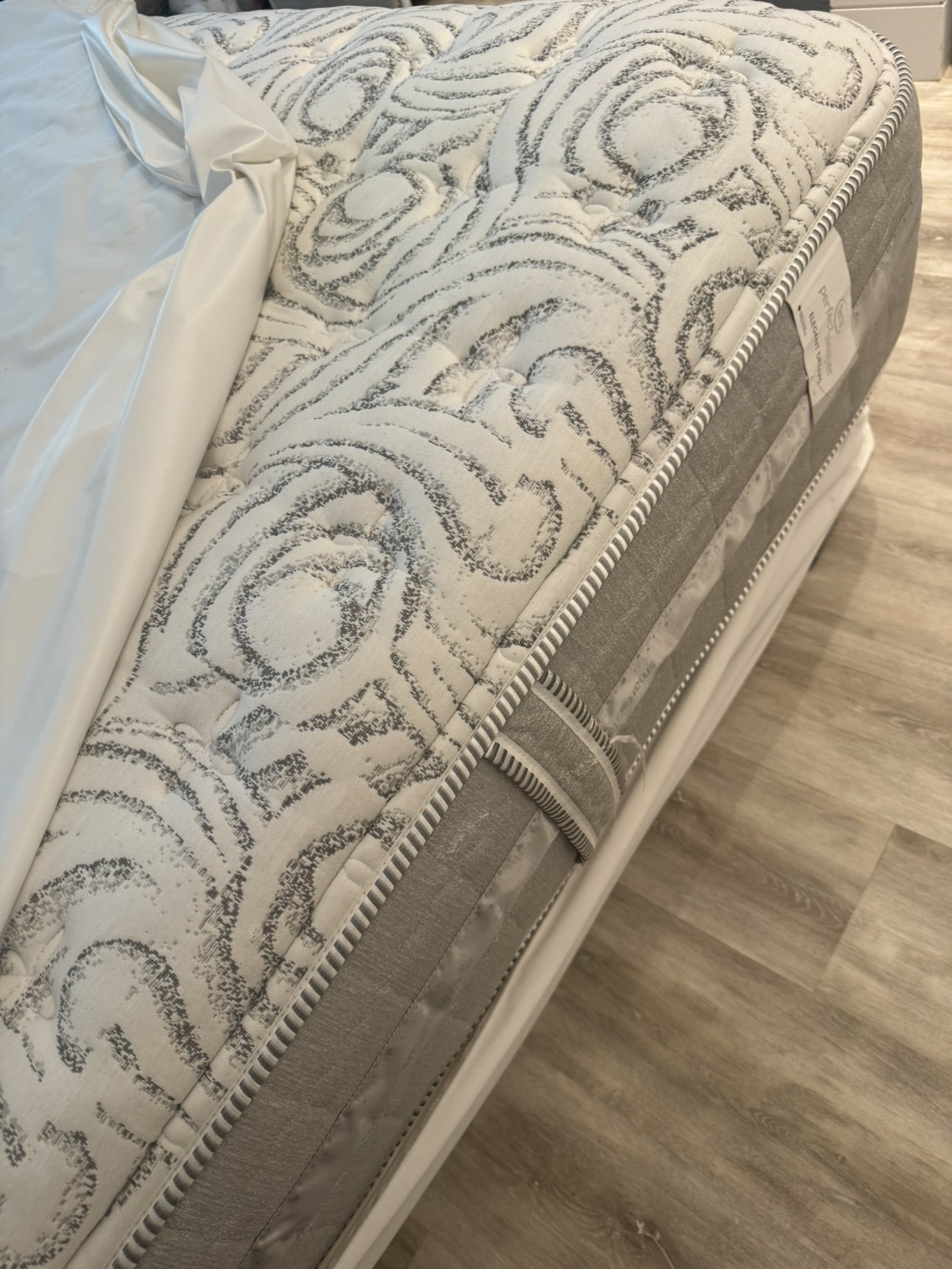 QUEEN BED MATTRESS & BOX SPRING thumbnail