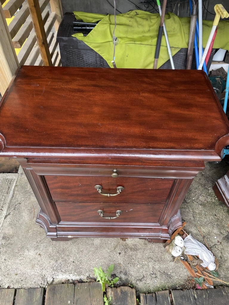 Free Nightstand Set - photo 3