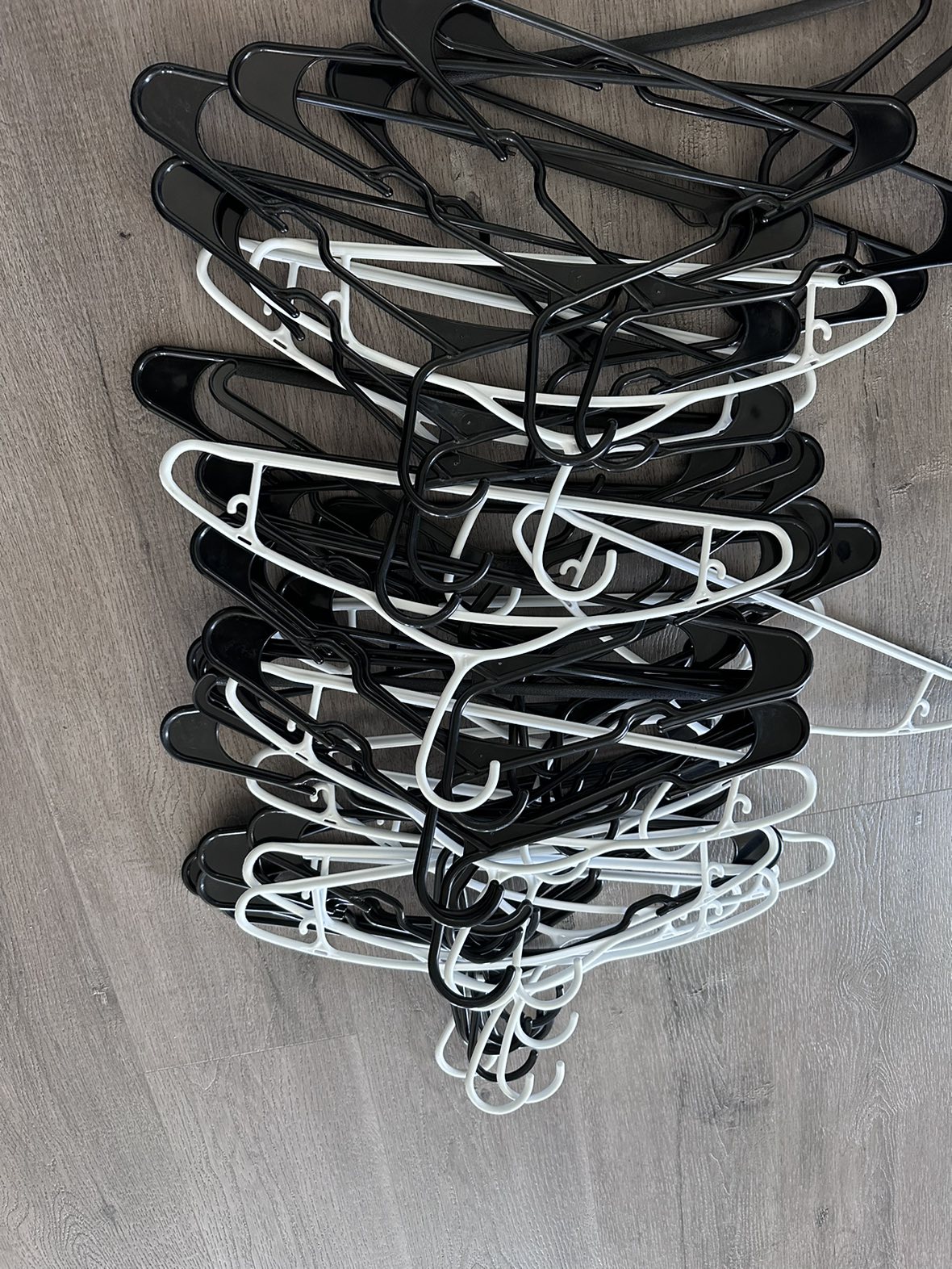 Black and White Plastic Hangers (80 Pieces) - photo 2
