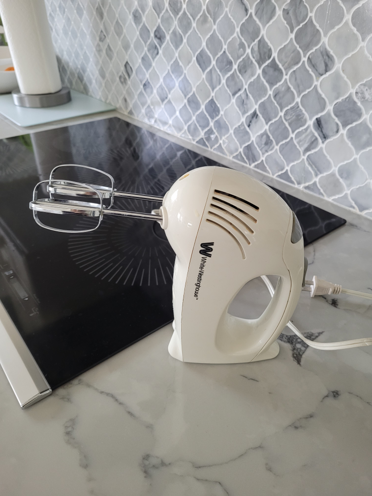 Electric hand mixer