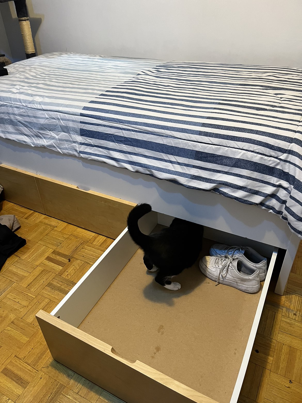 Twin bed with big drawers - photo 4