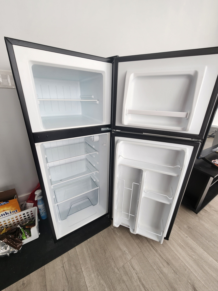 Whirlpool 4.6 cu. ft. fridge and freezer - photo 3