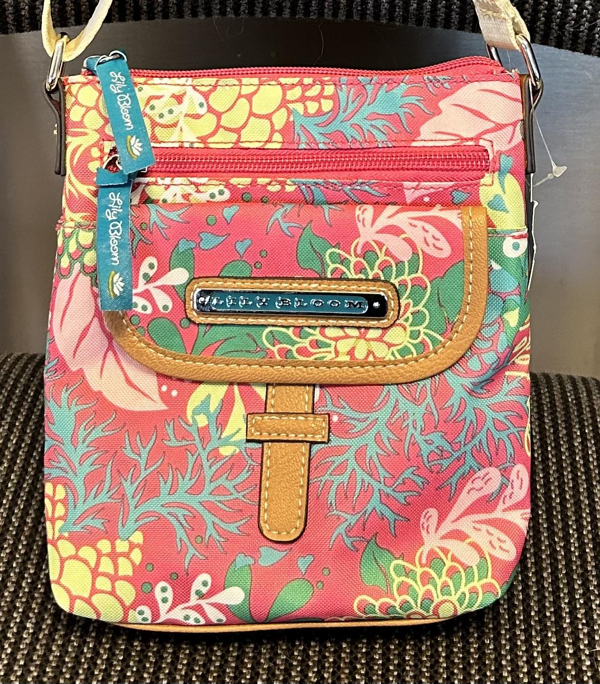 ✨✨ Lily Bloom Crossbody 8”X 7”X 2” image indicator(3)