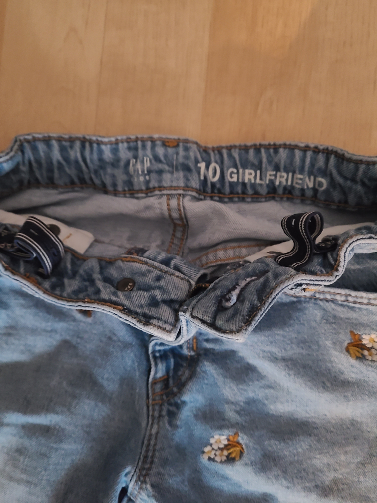 GAP Kids Denim flower design jeans Size 10-11 image indicator(2)