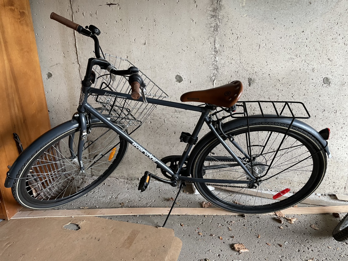 Bicycle with a basket - photo 2