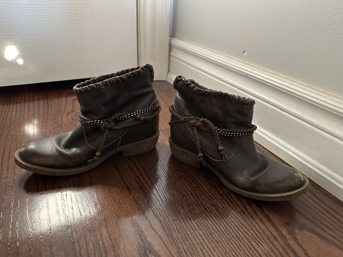 Leather boots with heart chain • made in Spain • size 36 EU image indicator(3)