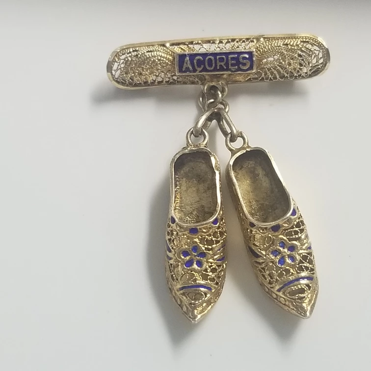 Vintage Fine Filigree Golden Dress Shoes Lapel Pin / Brooch image indicator(5)