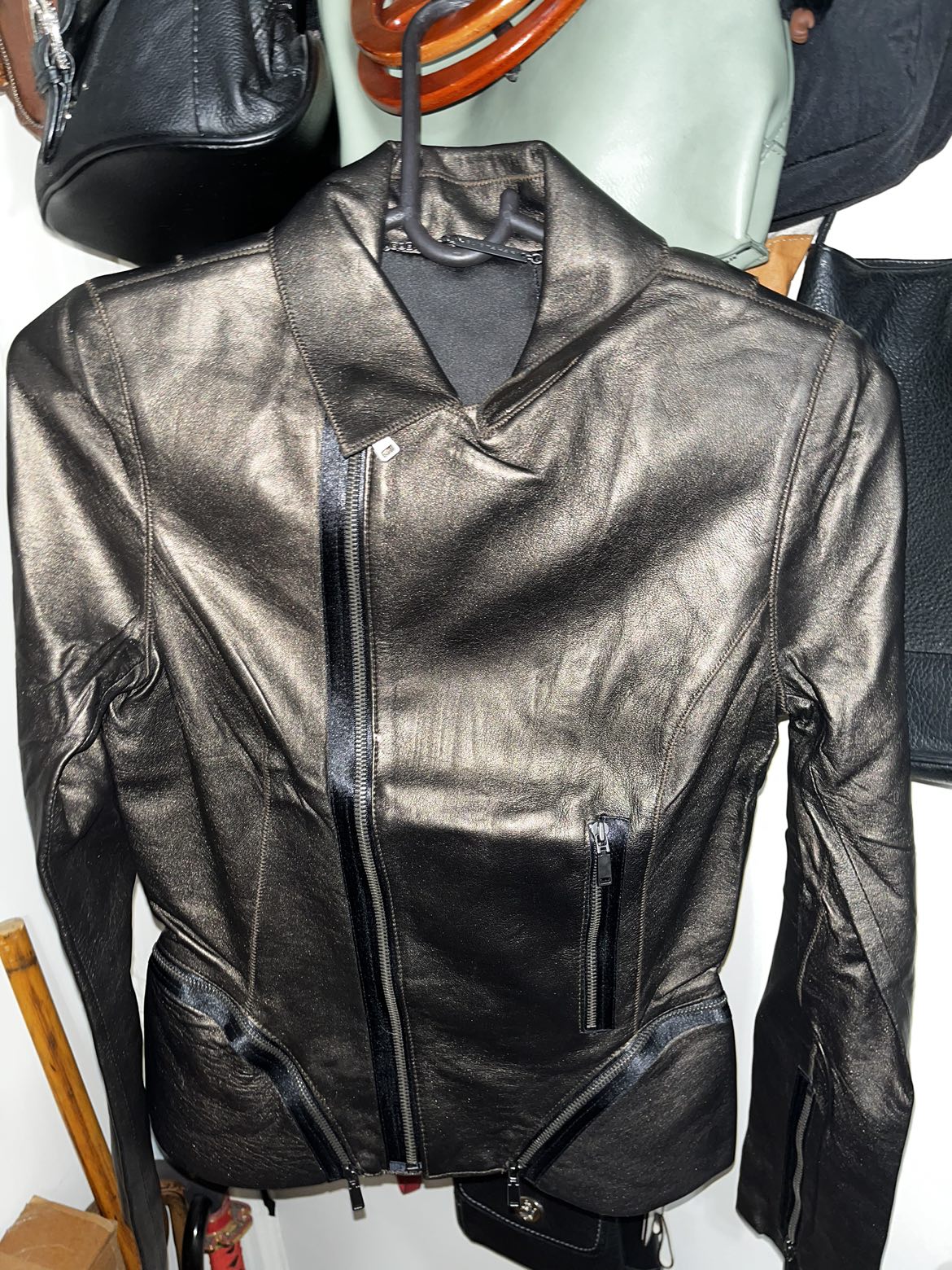 BNWT ELIE TAHARI woman’s leather jacket image indicator(2)