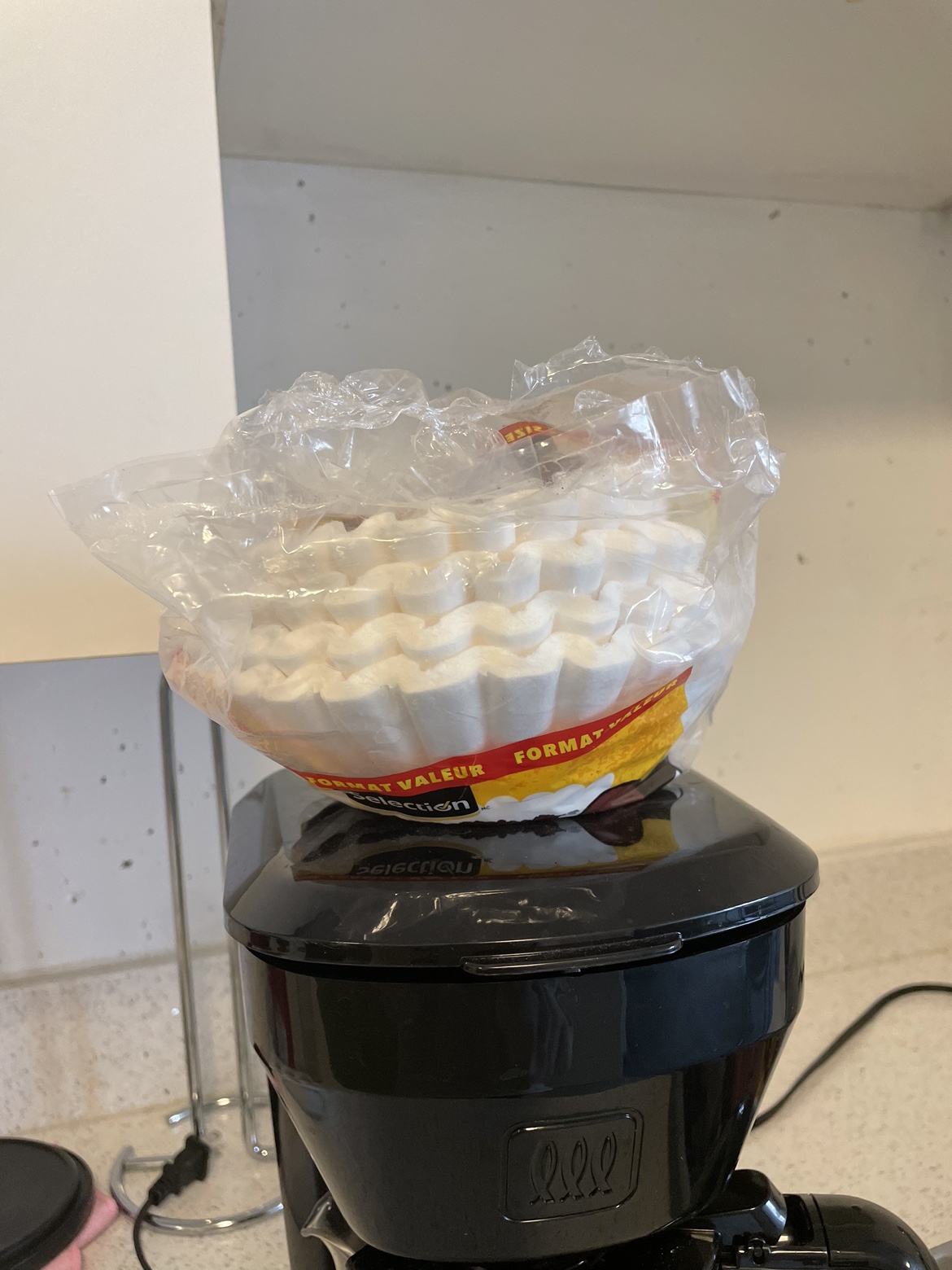 Coffee maker and coffee filters. - photo 2