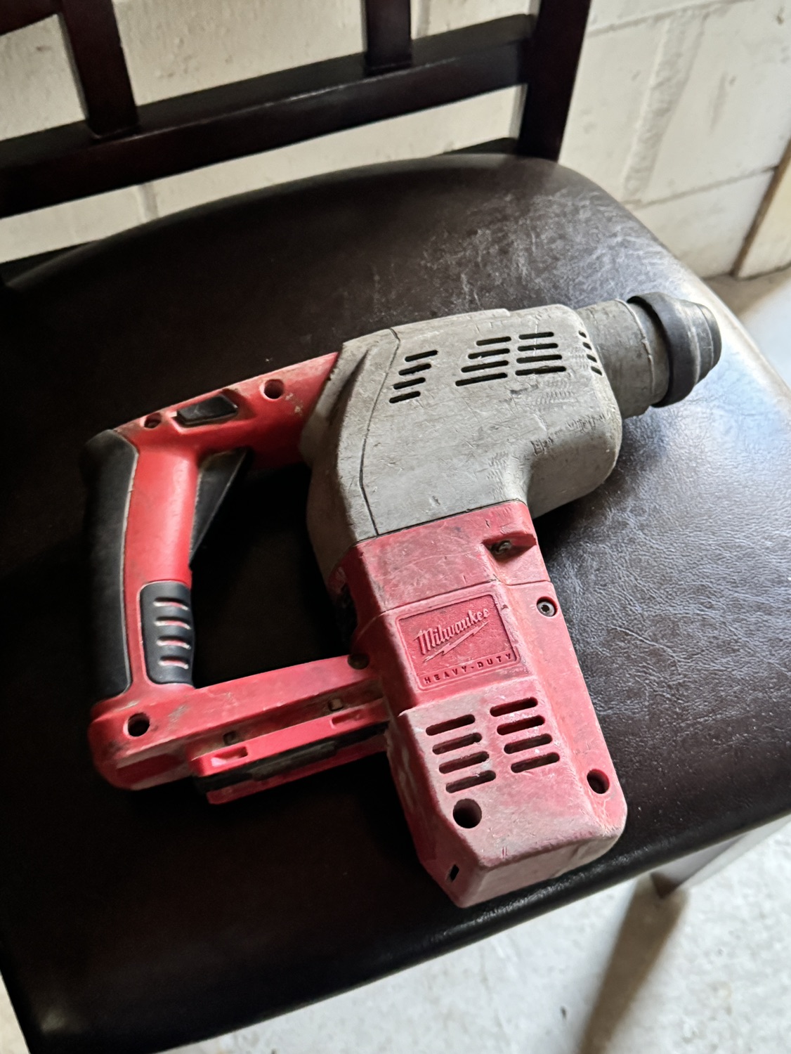 Milwaukee V28 Cordless Lithium-Ion Rotary Hammer Drill image indicator(4)