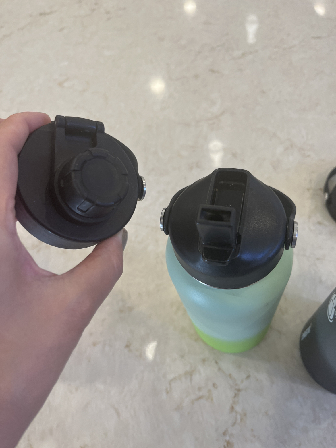 Moving sale - Set of 4 water bottles image indicator(4)