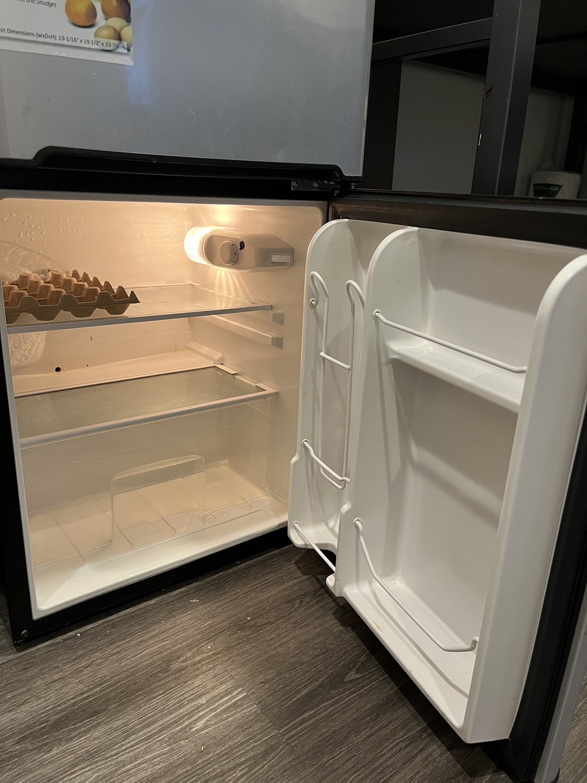 Mini fridge with separate freezer - photo 3