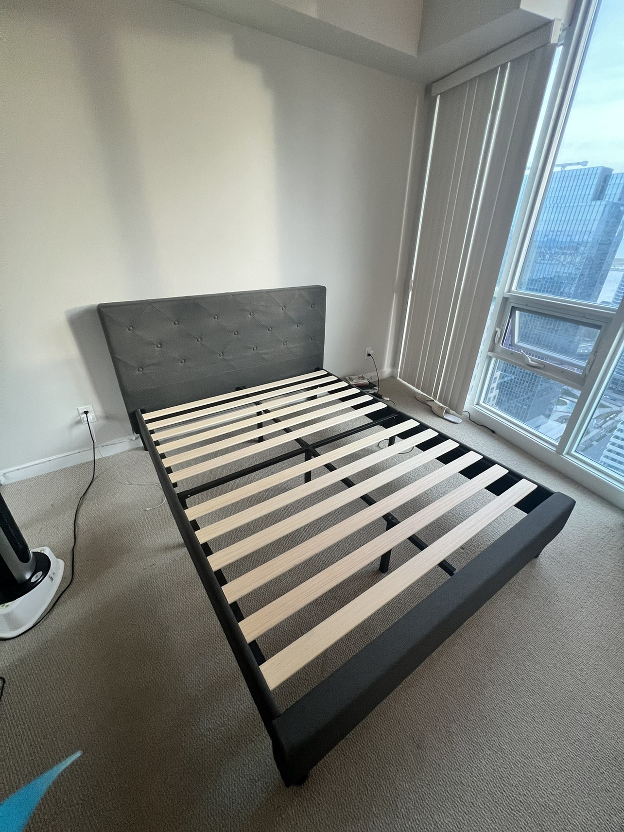 Queen sized bed frame for sale - Excellent condition - photo 2