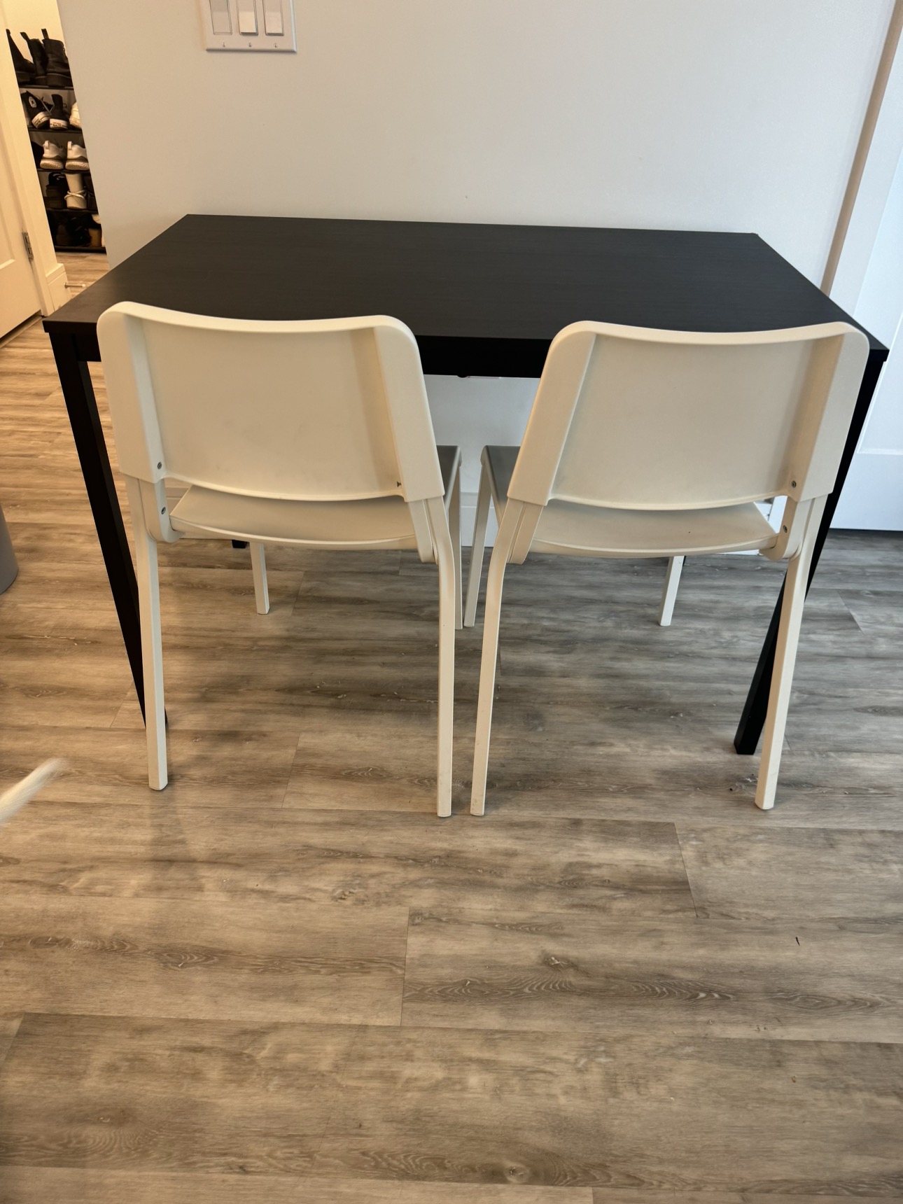 Table and chairs thumbnail