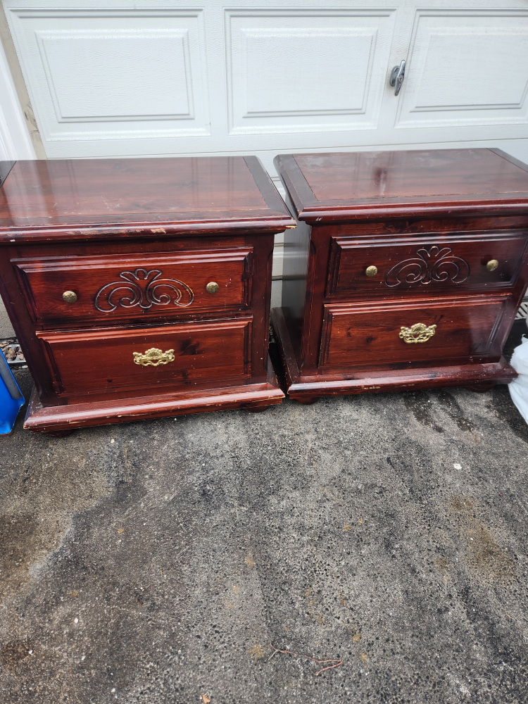 2 bedroom  side tables.  free to pick up thumbnail