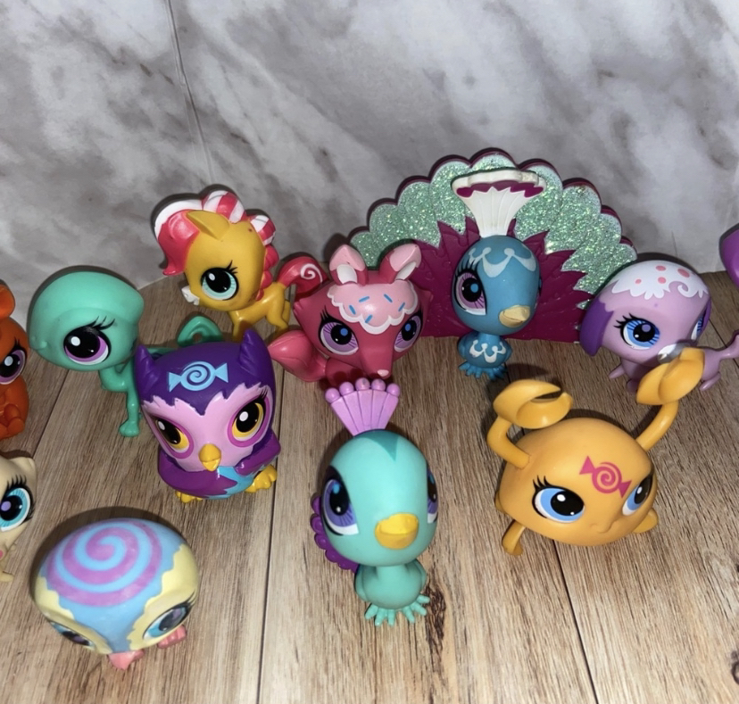 Littlest Pet Shop Generation 4 Pets Bundle of 17 image indicator(8)