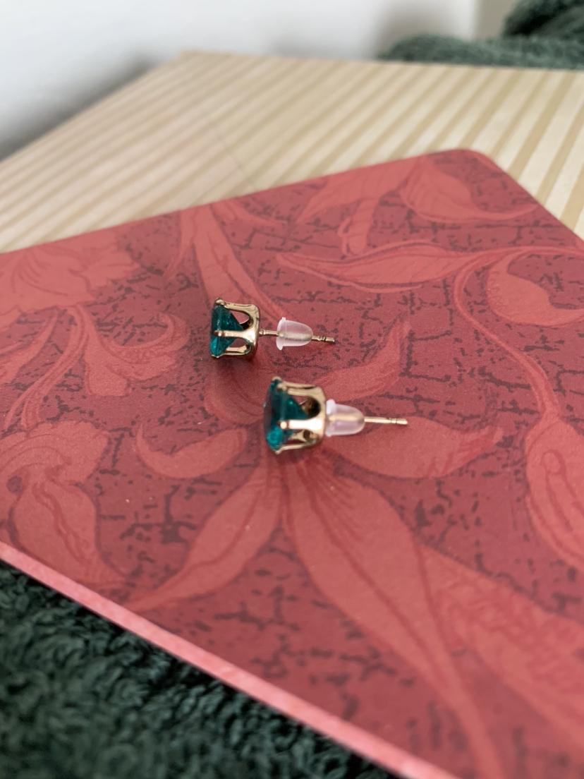 Green gem (artificial) stud earrings image indicator(2)