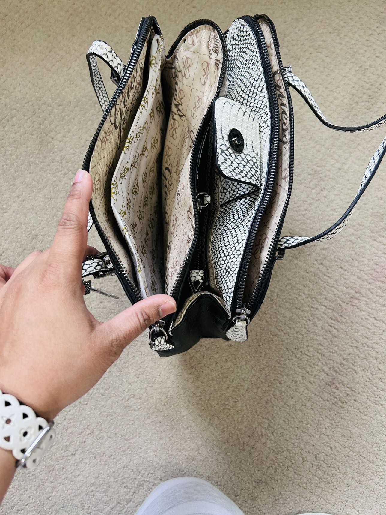 Guess hand bag image indicator(2)