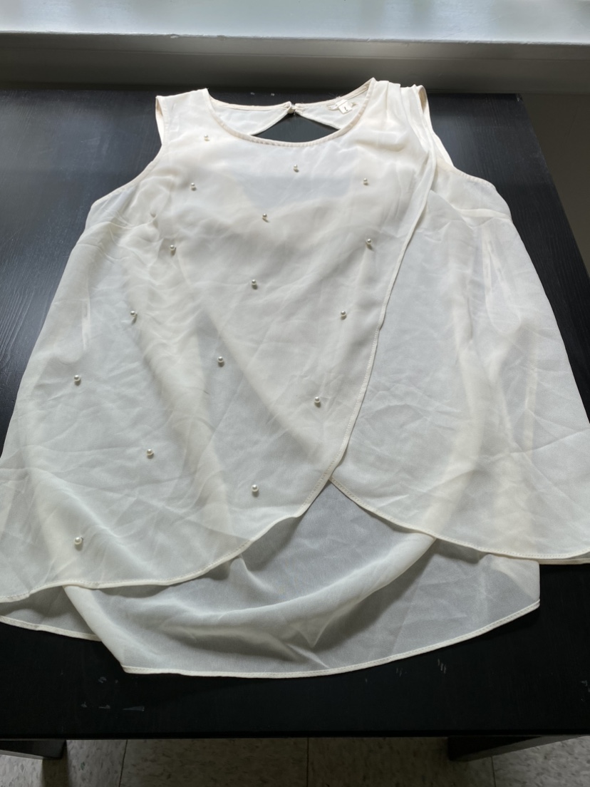Sleeveless blouse with pearls